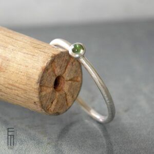 dünner Ring mit apfelgrünem Turmalin