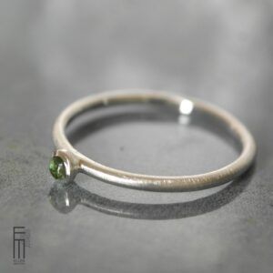 dünner Ring mit apfelgrünem Turmalin