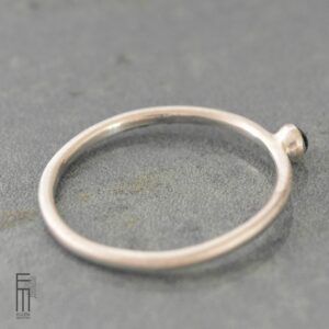 dünner Ring mit apfelgrünem Turmalin