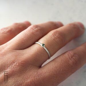 dünner Ring mit apfelgrünem Turmalin