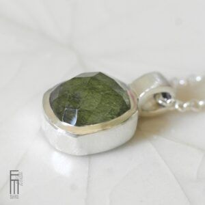 Ludwigit Peridot Anhänger Silber
