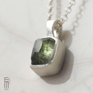 Rechteckiger Peridot Anhaenger Silber