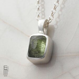Rechteckiger Peridot Anhaenger Silber