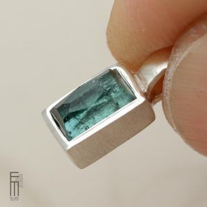 grün blauer Turmalin in Silberfassung
