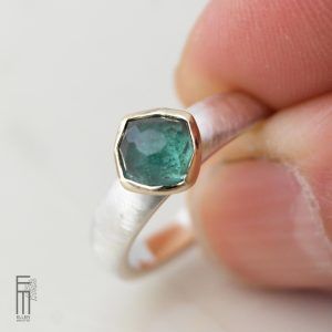 RESERVADO anillo de turmalina turquesa con engaste de oro - pago 2. cuota