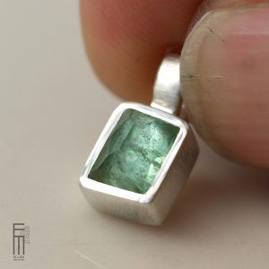 mint grüner Turmalin Anhänger in Silberfassung