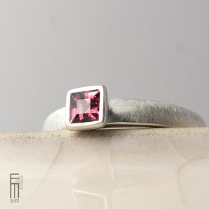 rosa Granat Ring aus Silber