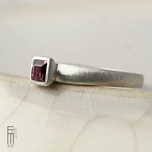 rosa Granat Ring aus Silber