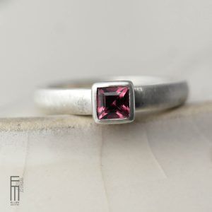 rosa Granat Ring aus Silber