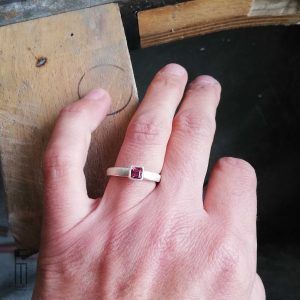 rosa Granat Ring aus Silber