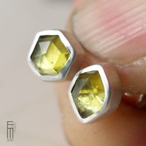 apfelgrüne Turmalin Ohrstecker Silber sechseckig
