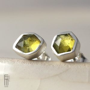 apfelgrüne Turmalin Ohrstecker Silber sechseckig