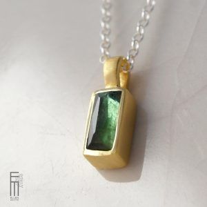 dunkelgrüner Turmalin Anhänger Gold