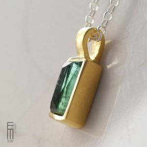 dunkelgrüner Turmalin Anhänger Gold