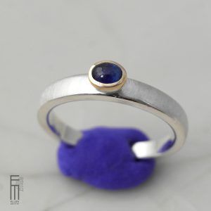 blauer Saphirring 18kt Gold und Silber