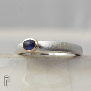 blauer Saphirring 18kt Gold und Silber