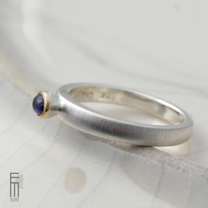 blauer Saphirring 18kt Gold und Silber