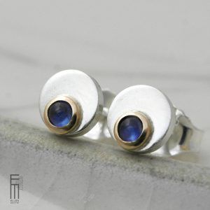 runde Ohrstecker blauer Saphir in Gold 18kt