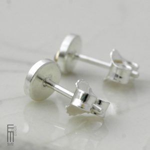 runde Ohrstecker blauer Saphir in Gold 18kt