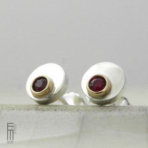 Ohrstecker mit roten Saphir in Goldfassung 18kt