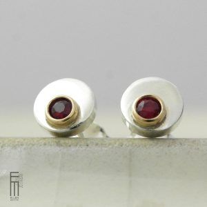 Ohrstecker mit roten Saphir in Goldfassung 18kt