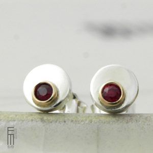 Ohrstecker mit roten Saphir in Goldfassung 18kt