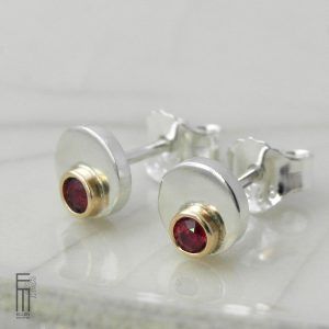 Ohrstecker mit roten Saphir in Goldfassung 18kt