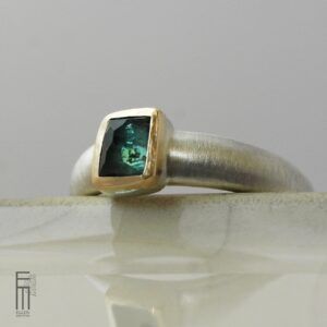 grün-blauer Turmalin Ring mit Goldfassung