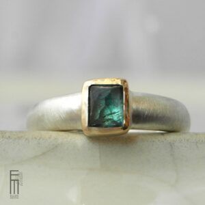 grün-blauer Turmalin Ring mit Goldfassung