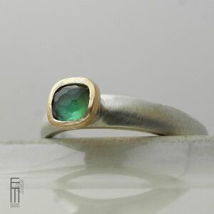smaragdgrüner Turmalin Ring mit Goldfassung