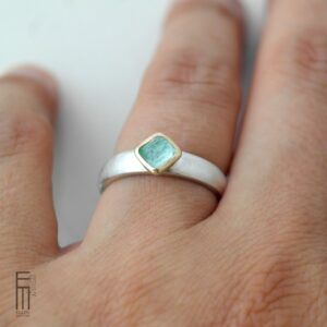 blauer Turmalin Ring mit Goldfassung