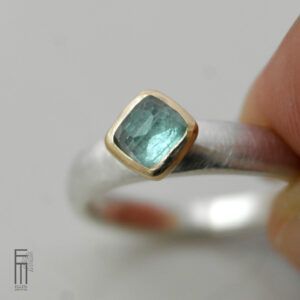 blauer Turmalin Ring mit Goldfassung