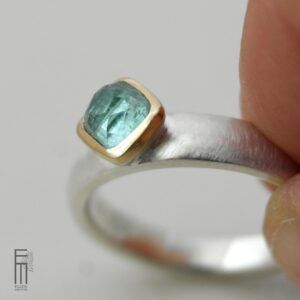 blauer Turmalin Ring mit Goldfassung
