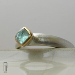 blauer Turmalin Ring mit Goldfassung