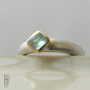blauer Turmalin Ring mit Goldfassung