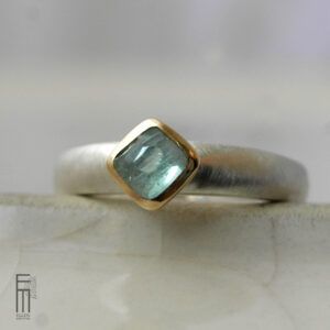 blauer Turmalin Ring mit Goldfassung