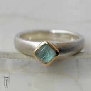 blauer Turmalin Ring mit Goldfassung