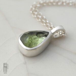 Ludwigit Peridot Anhaenger Silber Dreieck