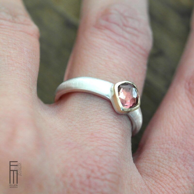 maßgefertigter Ring mit rosa Turmalin in Goldfassung