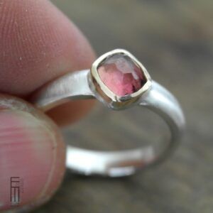 maßgefertigter Ring mit rosa Turmalin in Goldfassung