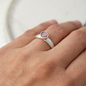 Ring mit Spinell in Rotgold-Fassung
