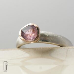 Ring mit Spinell in Rotgold-Fassung