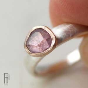 Ring mit Spinell in Rotgold-Fassung