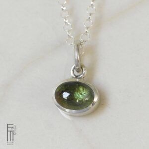 pequeño colgante de plata con turmalina verde