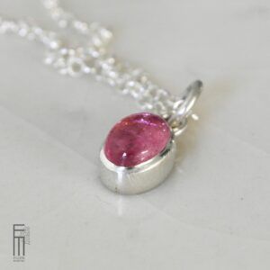 kleiner Silberanhänger mit rosa Turmalin