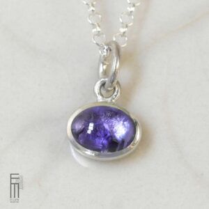 pequeño colgante de plata con tanzanita azul