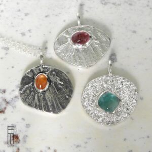 große anhaenger aus Silber mit Edelsteinen
