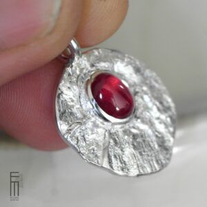 großer Rubin Anhänger aus Silber