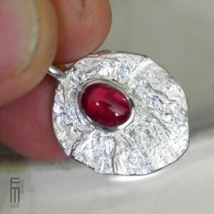 großer Rubin Anhänger aus Silber