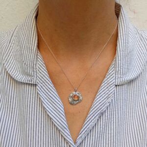 ✨ Detalles
Gema: Piedra solar, cabujón redondo (8 mm)
Material: Plata de ley 925
Dimensiones de la base del colgante: 20 x 26 mm
Superficie: con textura orgánica y plata ligeramente oxidada